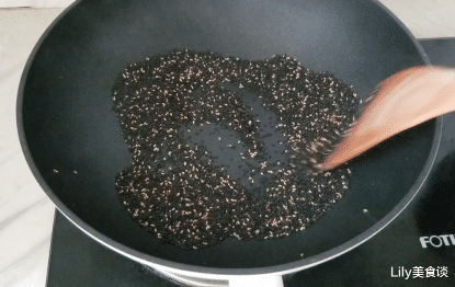 红糖|冬季，这黑色食物要常吃，每天吃一勺最养人，多做点囤起来冬天吃