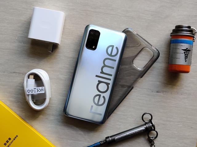 realme|realme真我V5上手：入门级5G手机到底做成了什么样子？