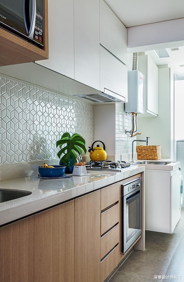 『』早说我也把洗衣机布置厨房了,用玻璃为隔断,比放卫生间看着舒适