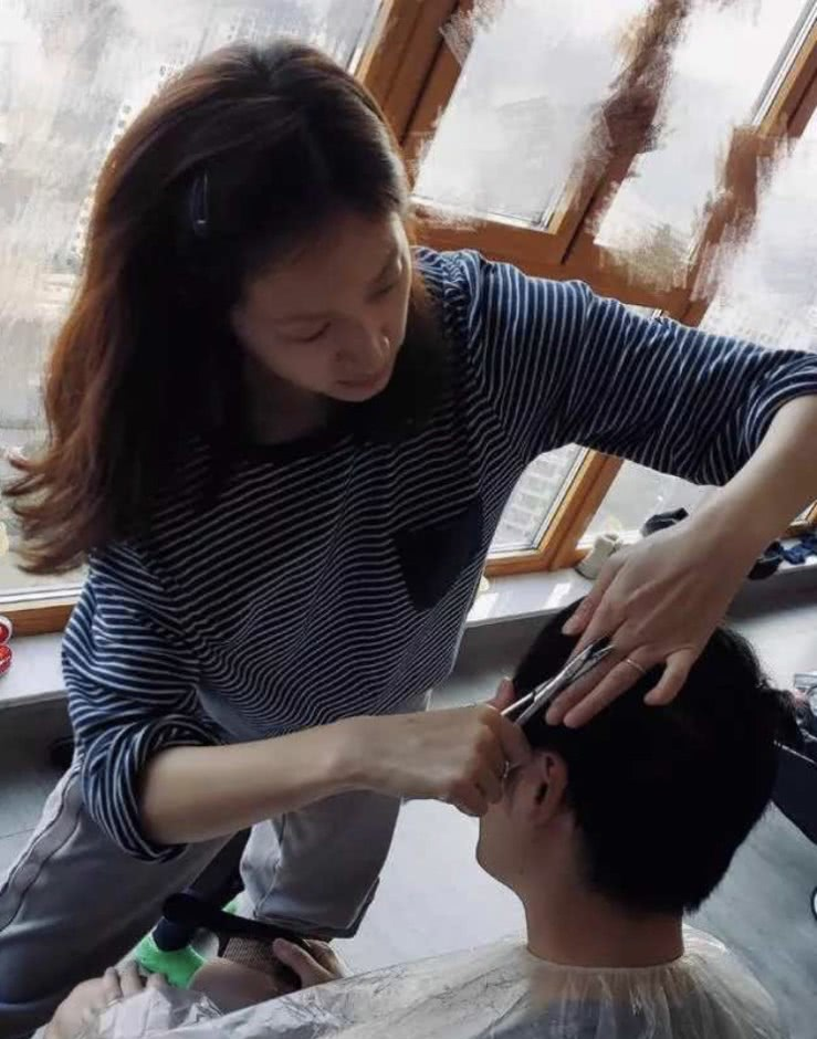 朱亚文▲朱亚文老婆也成花农，素颜现身暴露真实状态，从不化妆的女明星皮肤太真实了