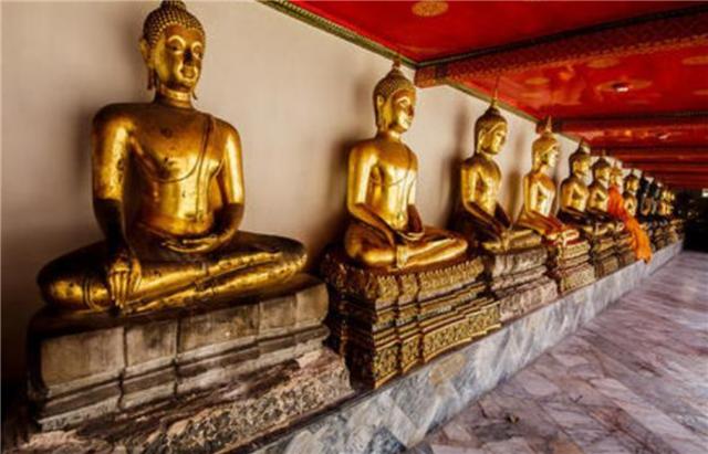 「佛教」重达5.5吨的泥佛被遗弃200年，工人搬运时摔裂现真身：无价国宝