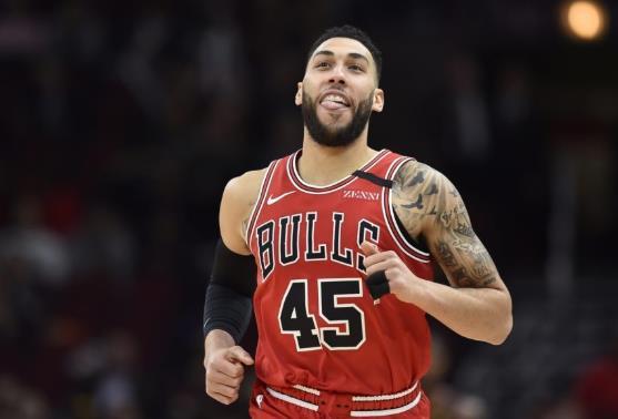 湖人队|突发！湖人首笔引援出炉，5换1交易抢20+10巨星，詹皇卫冕再迎强援