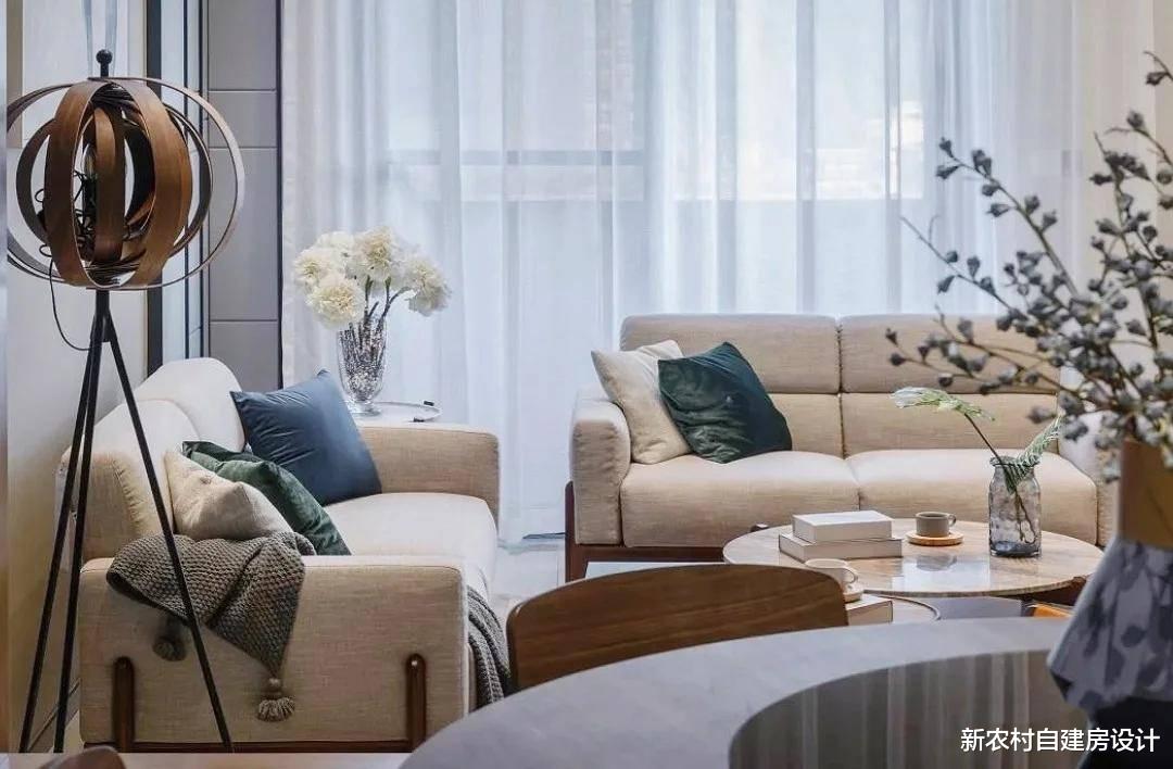 ▲带双车库的三层别墅，入户口有楼梯和大露台，村里人都爱来这坐坐