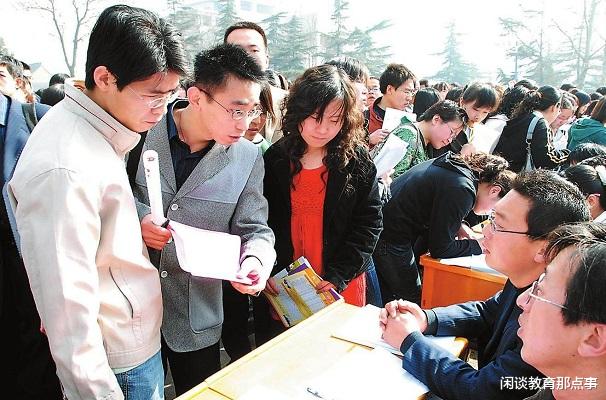 「人才市场」大学最“鸡肋”的4个专业，人才市场已“饱和”，月薪只有4000块