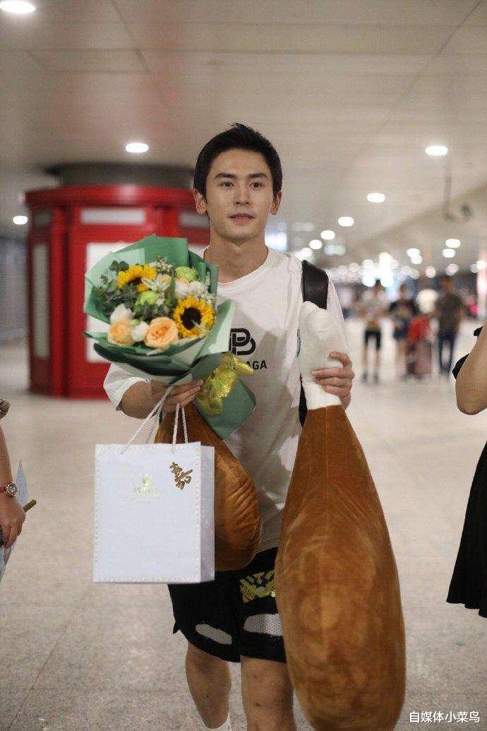 张哲瀚@90后阳光男孩张哲瀚，多年来一直不温不火，直到《芸汐传》走红