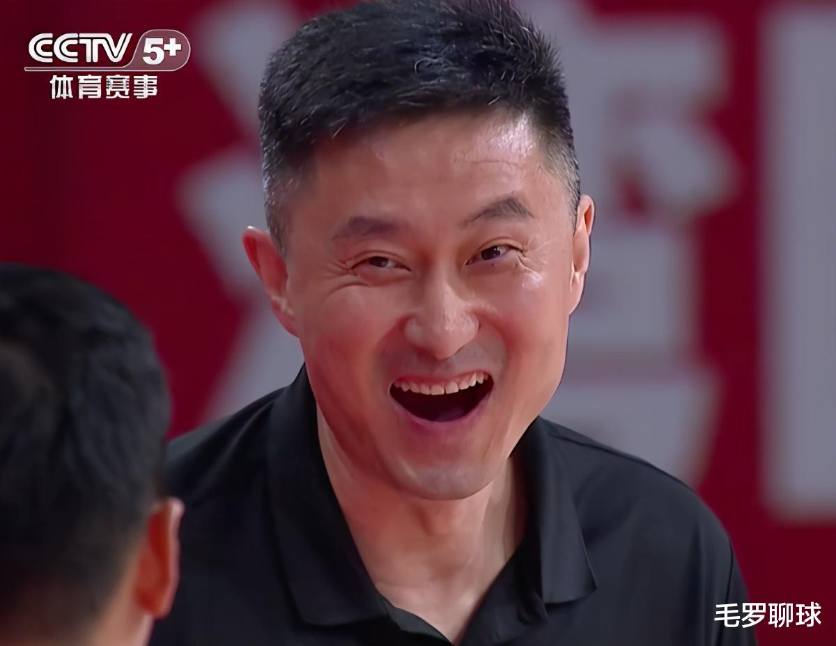 广东男篮|易建联2米13替身打疯了，广东4分钟轰16-0！杜锋哈哈大笑