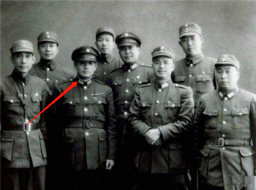 张灵甫|张灵甫死后，19岁妻子远赴美国，2007年登上孟良崮，写下了4个字