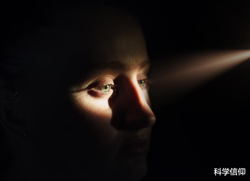 宇宙空间|既然光子永存，为什么在封闭的室内一关灯，屋子就黑了？