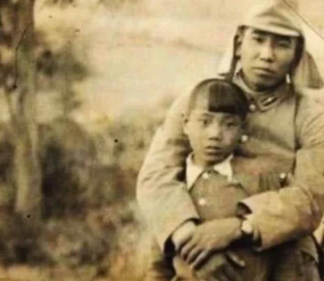 老照片：日本鬼子罕见老照片：日军搂着中国小姑娘，这眼神看后实在心酸