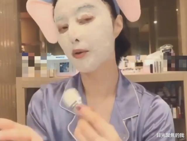 『护肤』范冰冰梳妆台前护肤，却被身后化妆柜抢镜，有钱人的乐趣我不懂