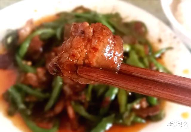 回锅肉▲炒了20年，三道拿手菜！没有招牌的苍蝇馆子，每天却是座无虚席