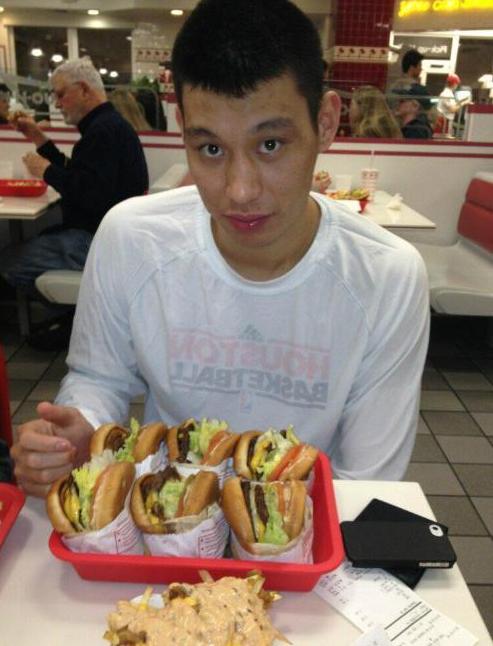 斯蒂芬·库里▲普通人与NBA球员饭量差多少？奥胖吃鸡腿像剔牙，他一顿9桶泡面