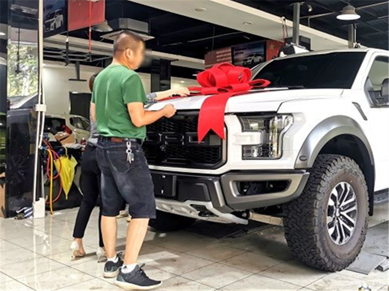 福特猛禽|父亲买百万福特猛禽，送18岁的儿子当成人礼，网友：缺女朋友吗？