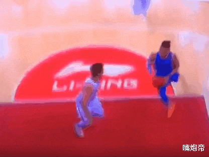 赵睿|赵睿一肘干翻书豪，裁判吹违体，杨毅质问：你可以肘我，我不能碰你？