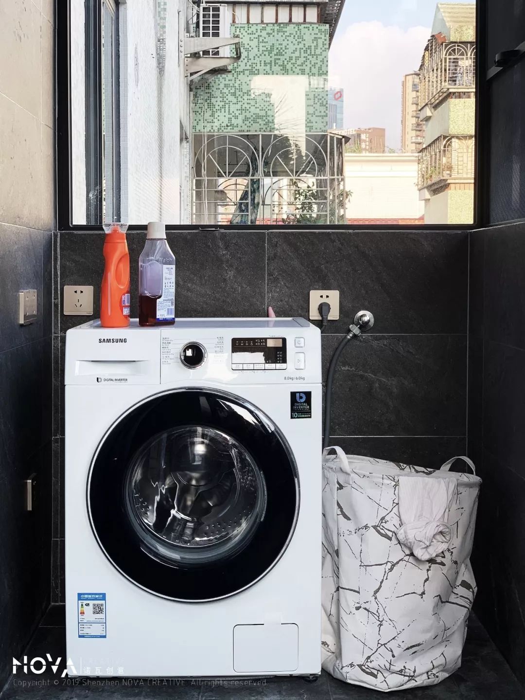 阳台位置小，洗手盆装不了，放洗衣机有余！怎么利用？