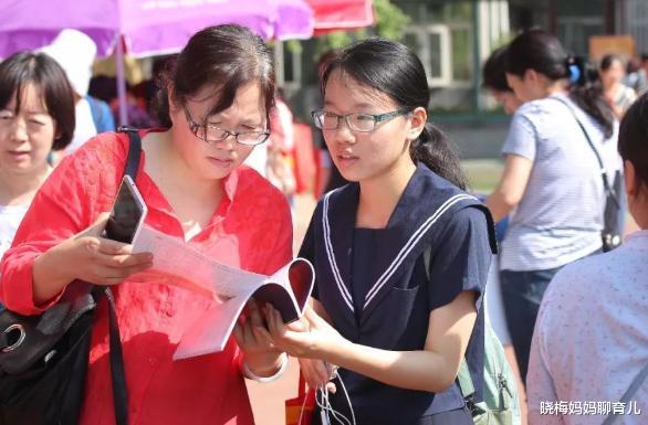 填报志愿|收到211大学录取通知书，父母开心打开却哭了，孩子无奈选择复读
