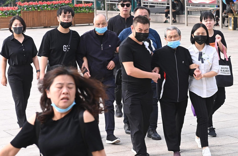 黄子韬|黄子韬爸爸出殡场面伤感，爷爷被家人搀扶，悲痛送儿子最后一程