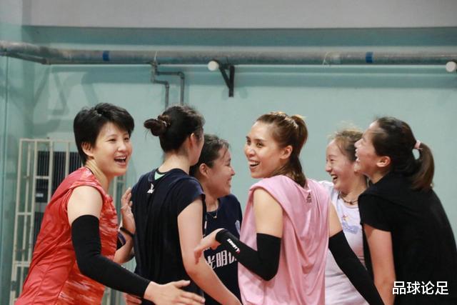 『男排』31岁女排前国手疑似退役,与主帅交恶远走他乡,二婚嫁给男排国手