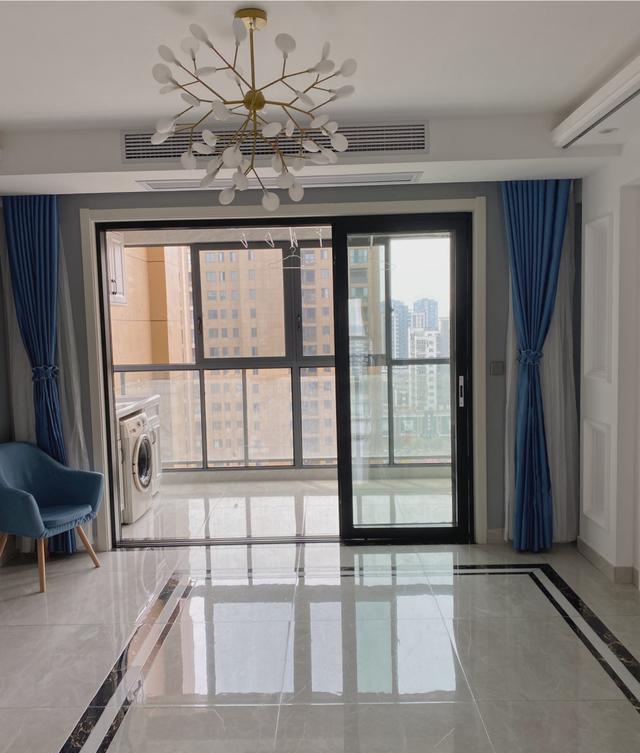 「」花150天装修混搭新房，进门就被镀金灯迷住，主卫改迷你衣帽间！