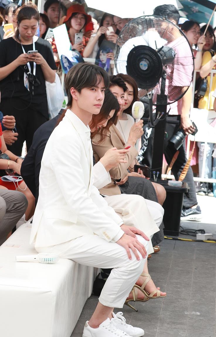 「王一博」王一博嘉人封面预告微博亮点：全能艺人！