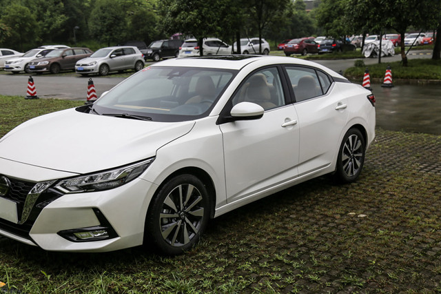 日产轩逸|终于扳倒朗逸了！轴距2米7，油耗4.9L，连续两个月销量4万+