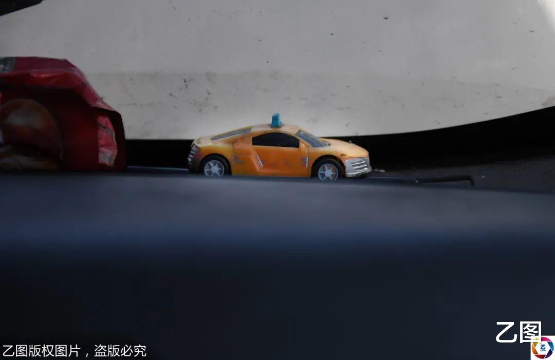 乙图|妻子跑了，90后货车司机带着病儿跑长途：最怕跑着跑着儿子没了