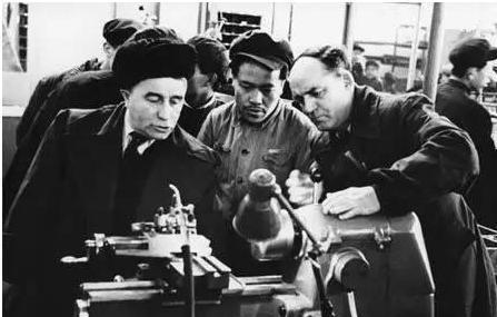 「苏联」苏联专家被迫撤离前，悄悄留下机密数据：像拧毛巾把知道的拧干净