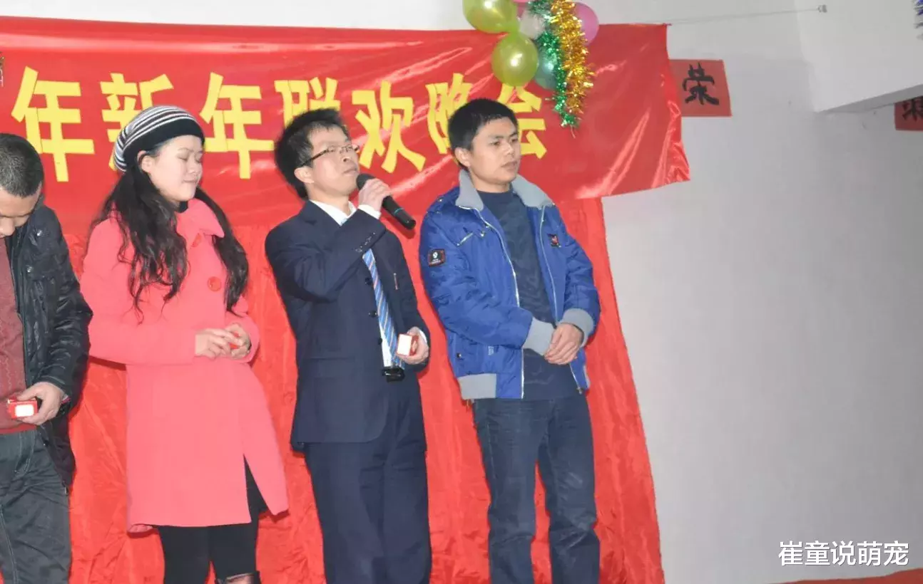 小伙年会喜得大奖手机一部，同事起哄让请客唱歌，醒酒后看到账单时哭了