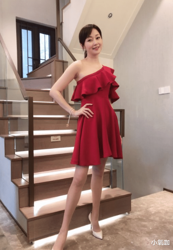 『萝莉』这是还万绮雯？扎双马尾穿萝莉制服气质好，让人不敢信她都50了