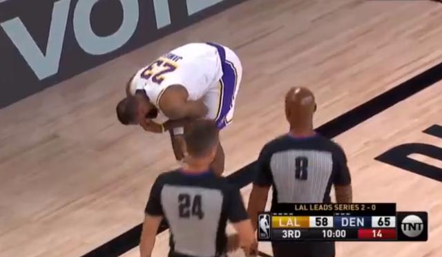 宝马M3|詹姆斯惨遭肘击，痛苦捂脸倒地！掘金核心吃恶意犯规 杨毅：散打动作