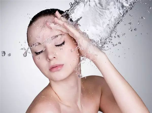 保湿:色斑可用哪些精华淡化 国内淡斑精华液排行榜8强