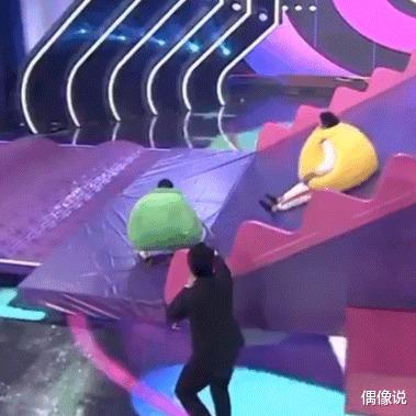 郑爽|郑爽“打”许魏洲下手太重，爽爸发文为女儿辩解，却被怼到删文