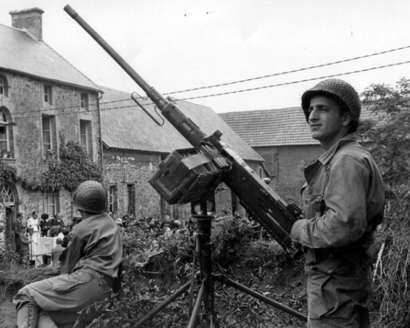 『重机枪』21岁新兵入伍，领到一支枪，拆开机匣一看：这是我爷爷用过的枪