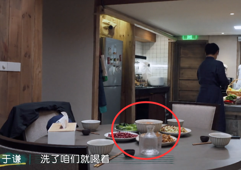 吴京|尊重不是装的！吴京和于谦录节目喝酒，碰杯时的动作引热议