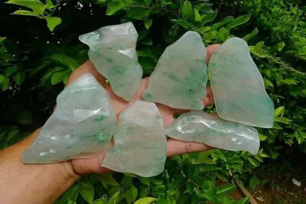 翡翠▲2000元入手的翡翠原石切涨成收藏级别翡翠！赚！