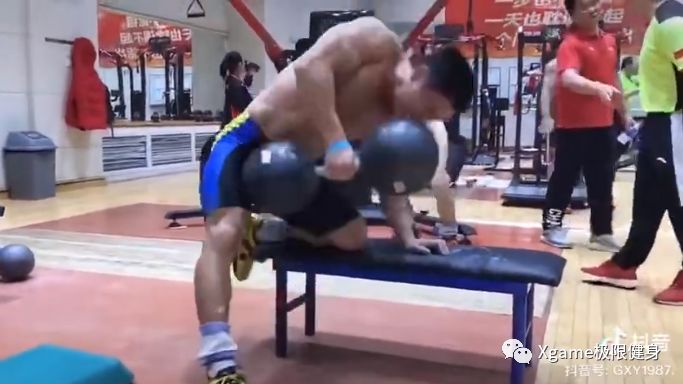 鹿晨辉:鹿晨辉哑铃划船80公斤做组,什么水平?