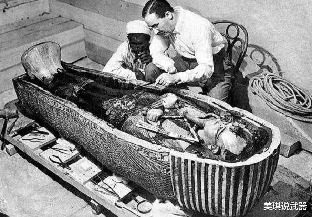 「神剑」法老“图坦卡蒙”旁边躺着一把3千年“神剑”，拔出剑身后，考古队都看懵了