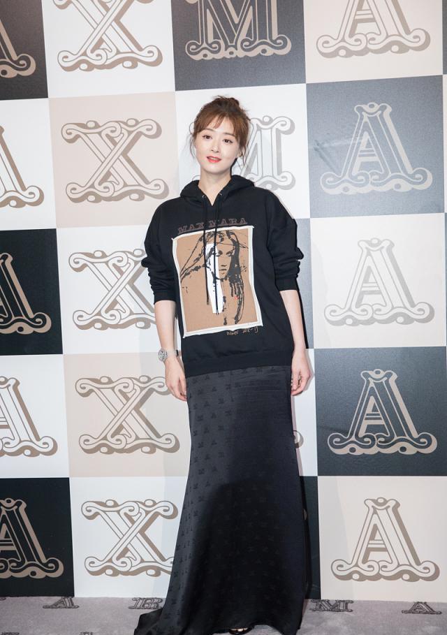 蒋欣|蒋欣终于穿对了，白衬衫配半身裙知性优雅，半扎马尾又甜又美