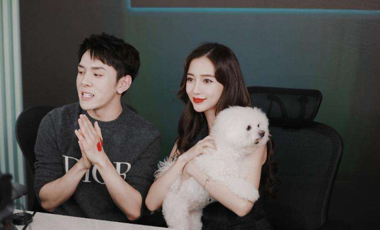 李佳琦|李佳琦直播时电话被打爆，只因母亲抱怨抢不到货，网友：有点可爱