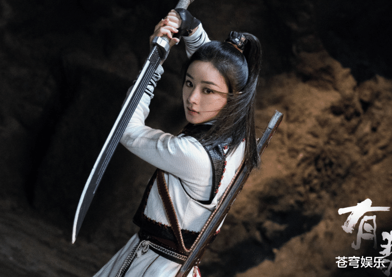 #杀青#别人拍杀青照都捧着花，只有赵丽颖独一无二，谁留意她手上拿啥？