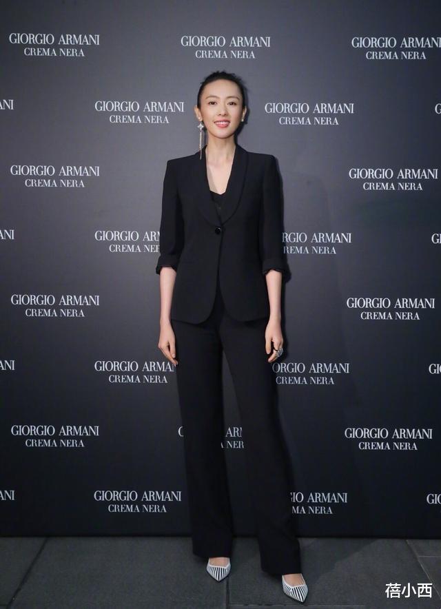 『短发』童瑶剪了短发至少减轻10岁，穿一身黑走机场，这才是越简约越高级