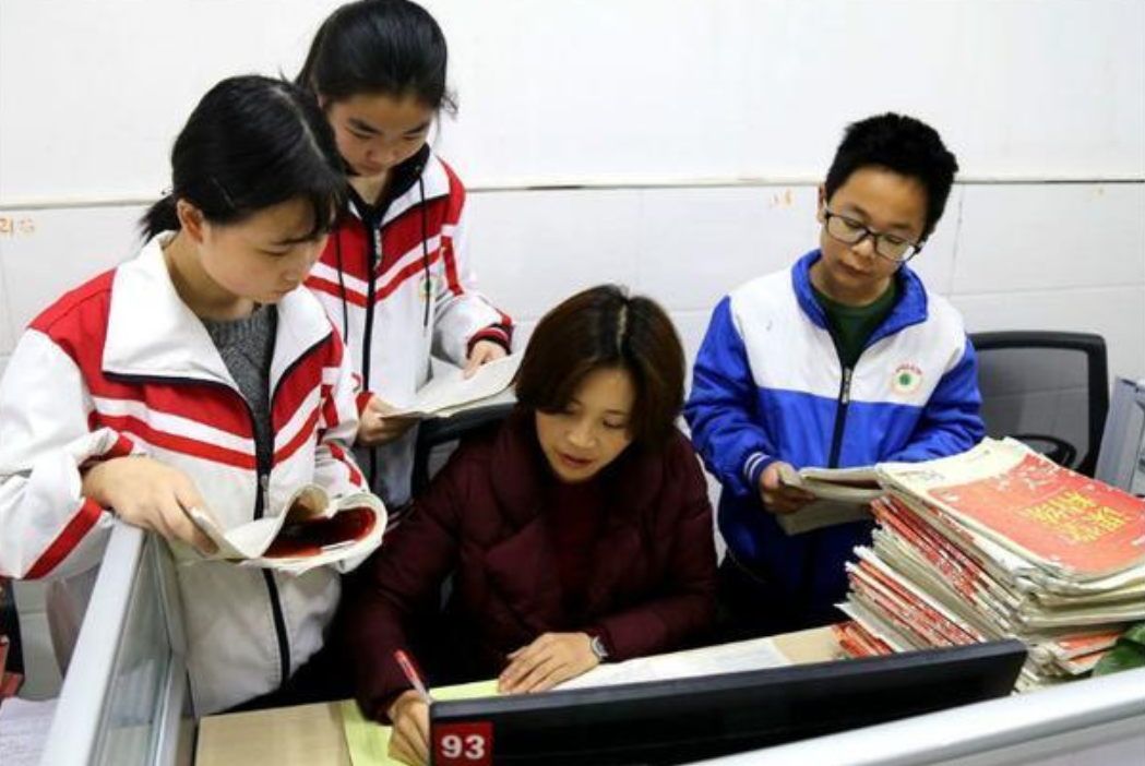 教师|“高颜值女教师”走红，宝爸抢着来开家长会，网友：想回去复读了