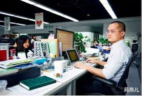 「王兴」美团CEO王兴在工位上办公, 员工表示压力大反正不敢用饿了吗点外卖