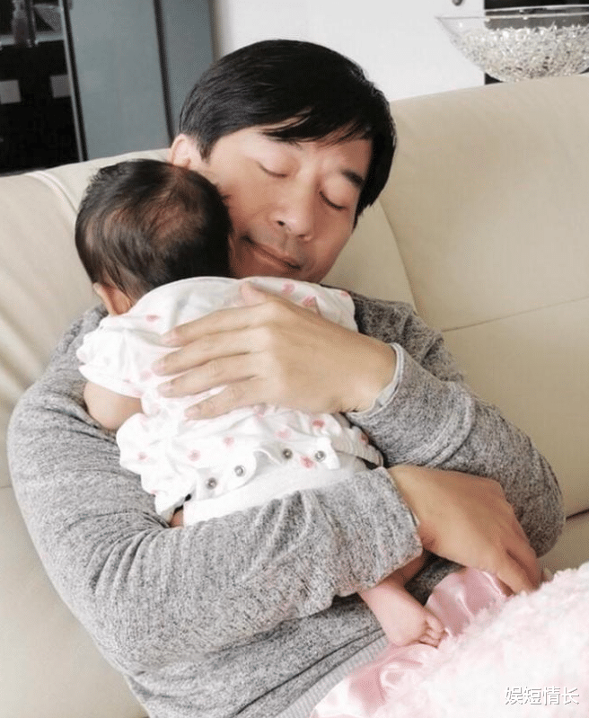 「黄舒骏」“乐坛老汉”父女恋,54岁黄舒骏抱3个月大女儿,妻子小其24岁