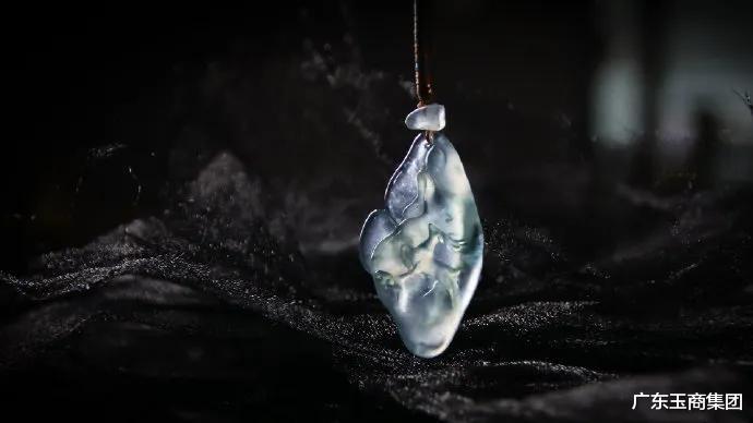 翡翠▲从原石到成品,随形边角料又美出了新境界!