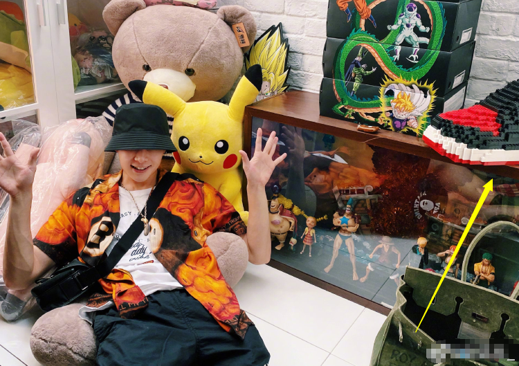 张铭恩：520胡冰卿艾特张铭恩，谁注意胡冰卿的发文时间了？早在暗戳戳的秀恩爱了