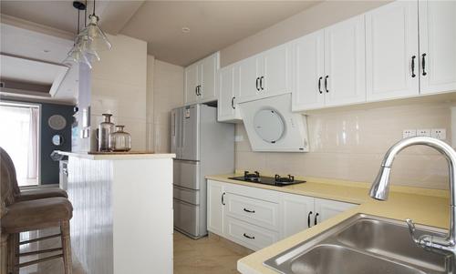 「」为什么有钱人厨房不做吊柜?头次见这种设计,不得不感叹太聪明了