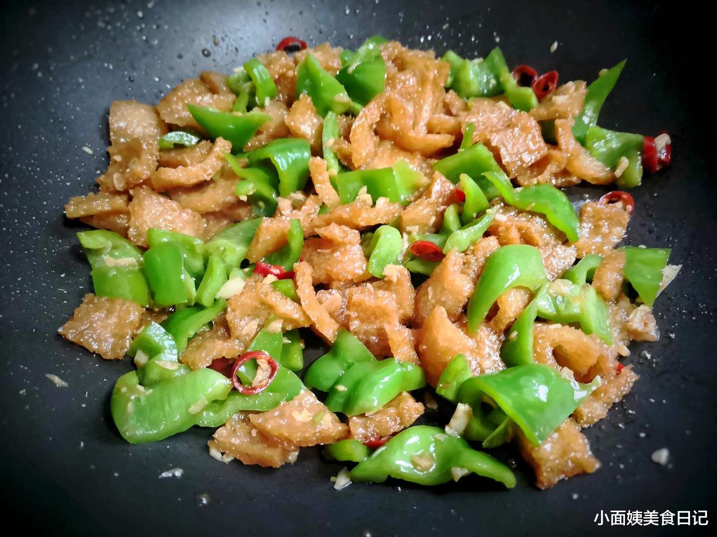 青椒|秋天,吃肉不如吃它,便宜实惠,和青椒炒比肉还好吃,下饭倍棒!