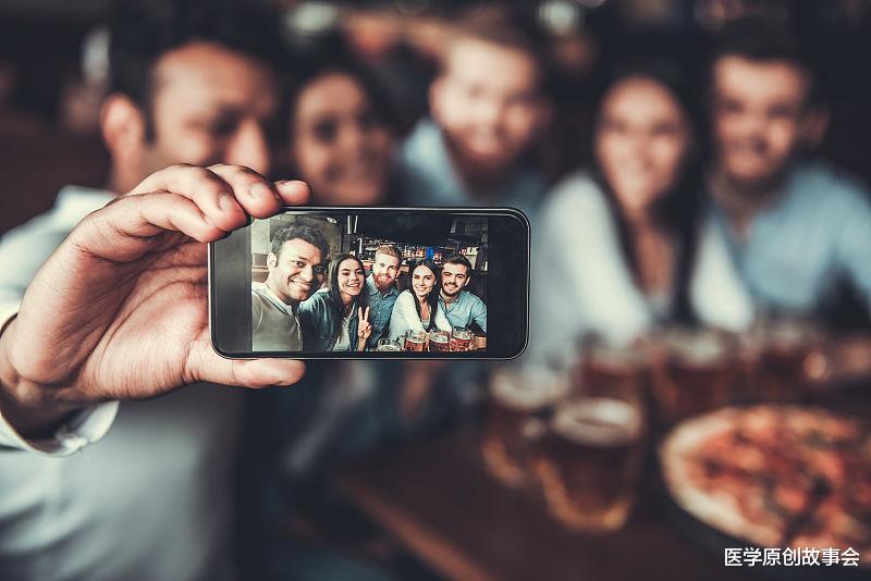 肝脏@男人喝酒时,身体出现两红两大,很遗憾,你的肝脏可能已经硬化