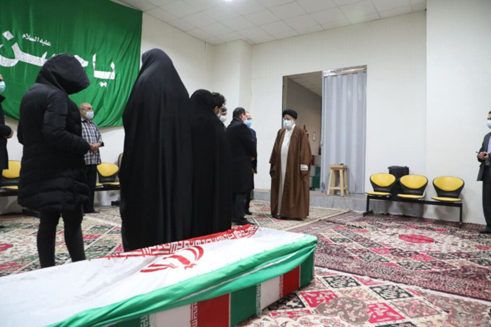 伊朗核科學傢遇害：棺槨覆蓋國旗眾人祈禱 遺孀首次發聲-圖2